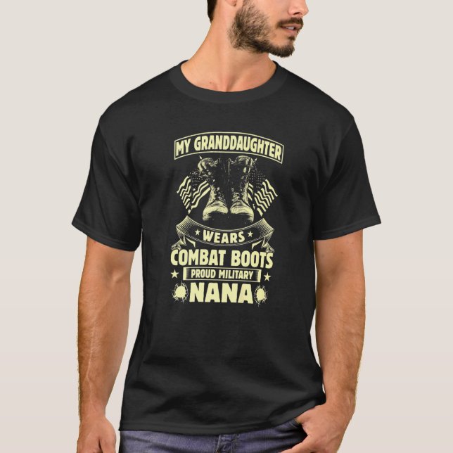 Camiseta Minha neta Veste combatendo botas orgulhosas milit (Frente)