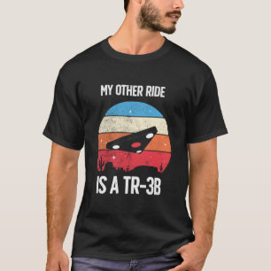 Camiseta Minha outra pista é um OVNI de triângulo preto T