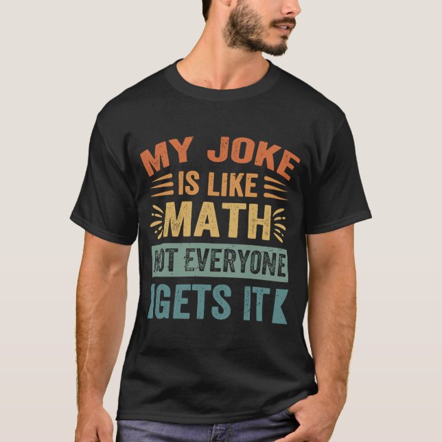 Camiseta Minha Piada É Como Matemática... Nem Todos Consegu (Frente)