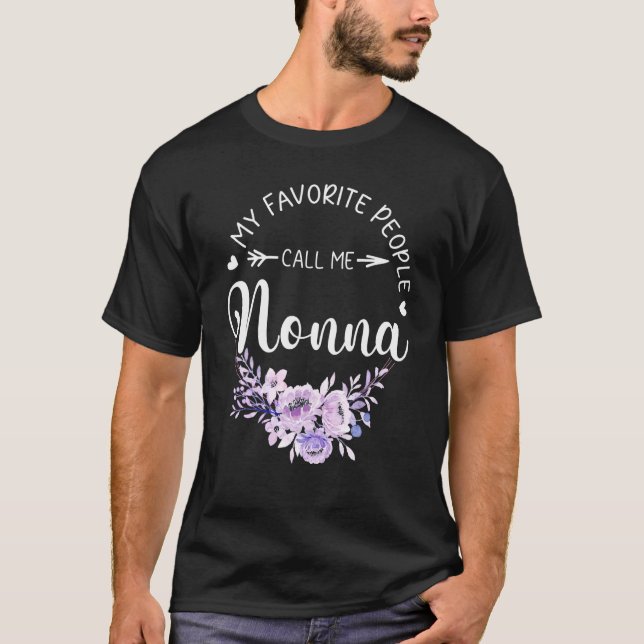 Camiseta Minhas Pessoas Favoritas Me Chamam De Mulher Não-N (Frente)