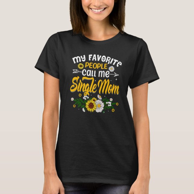 Camiseta Minhas Pessoas Favoritas Me Chamam De Solteiro Mãe (Frente)