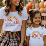 Camiseta Mini Mamãe Laranja e Mim Correspondendo<br><div class="desc">Mamãe e eu caímos na design "mini grata" com arco-íris no outono em cores amarelas,  laranja,  verdes e marrons. Encontre camisa correspondente de "mãe" na minha coleção "mamãe e eu combinando designs".</div>