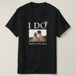 Camiseta Minimalista do nome de foto do Casal do Anel do No<br><div class="desc">Eu faço fotos de Casais de anéis de Noivado e nomeio Camiseta Mínima Feliz e Divertida. Celebrar seu evento especial com esta fofa camiseta. Todos os textos estão pré-organizados para que você mude fácil e rapidamente com seus próprios detalhes.</div>