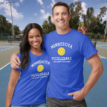 Camiseta Minnesota Pickleball Adicionar parceiro de clube d<br><div class="desc">Mostre o seu amor pelo picleball com esta incrível camisa de picleball de Minnesota para clubes, times, parceiros ou visto diário. Basta adicionar suas três linhas de texto personalizado para fazer uma camisa de saltador totalmente exclusiva. Excelente para torneios, camisas de clube correspondentes ou para dar a seu parceiro masculino/feminino...</div>