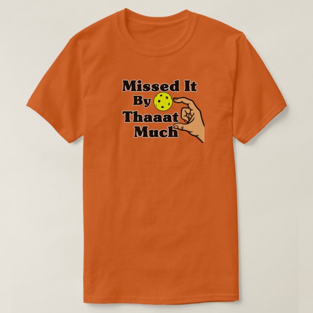 Camiseta Missed It By That Much Orange Pickleball Funny (Frente do Design)