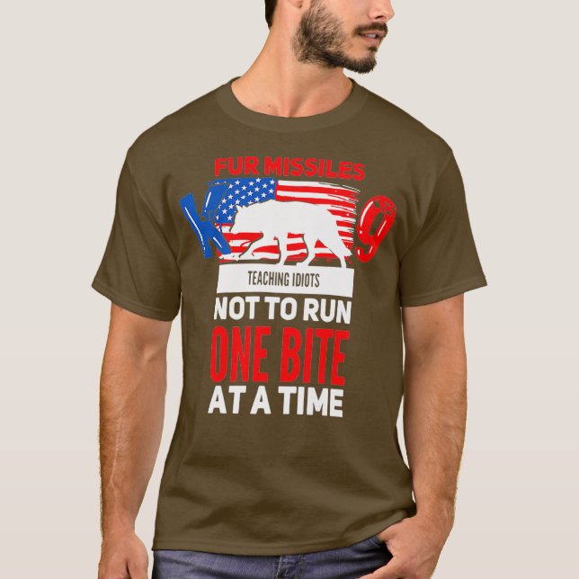 Camiseta Míssil De Peles K9 Ensinando Idiotas A Não Correr  (Frente)