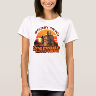 Camiseta Mistério Resolvido Todos Amam Café Bigfoot