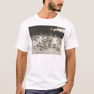 Camiseta miúdos dos anos 20 que jogam no campo de basebol