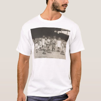 Camiseta miúdos dos anos 20 que jogam no campo de basebol