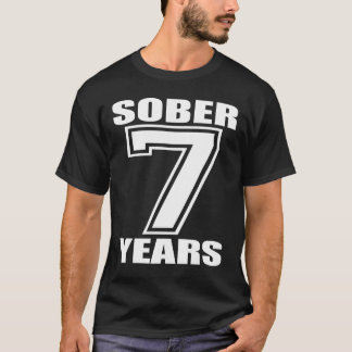 Camiseta Modere 7 anos branco na obscuridade