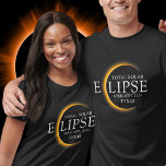 Camiseta Modern Black & Dourado 2024 Texas Total Eclipse So<br><div class="desc">Apresentando nossa camiseta personalizada de Eclipse Solar Total Dourada 2024 do Texas, um na moda e uma peça comemorativa para este raro evento celeste. esta camisa captura a elegância e o entusiasmo do eclipse solar total. Com o ano de 2024 exibido com ousadia, juntamente com a localização do Texas, ele...</div>