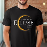 Camiseta Modern Black & Dourado 2024 Texas Total Eclipse So<br><div class="desc">Apresentando nossa camiseta personalizada de Eclipse Solar Total Dourada 2024 do Texas, um na moda e uma peça comemorativa para este raro evento celeste. esta camisa captura a elegância e o entusiasmo do eclipse solar total. Com o ano de 2024 exibido com ousadia, juntamente com a localização do Texas, ele...</div>