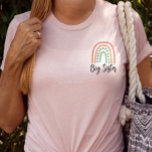 Camiseta Modern Boho Rainbow Big Sister T-Shirt<br><div class="desc">Esta camiseta Big Sister totalmente editável apresenta um arco-íris desenhado pela mão boêmia moderna. Esta camisa clássica faz o presente perfeito para qualquer Irmã Grande ou Irmã Grande. Ou você pode simplesmente mostrar a todos que você é uma Irmã Grande orgulhosa! A expressão "Irmã Grande" é perfeitamente editável para que...</div>