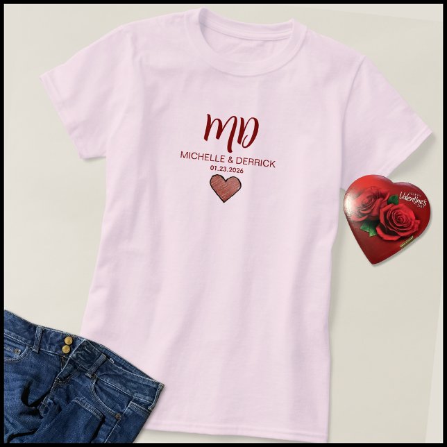 Camiseta Modern Cherry Red Monogram Husband & Wife Name (Criador carregado)