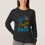 Camiseta Modern Dreidel Como Um Chefe Hanukkah<br><div class="desc">Moderno, na moda DREIDEL COMO UMA Camiseta de Lingança Longa. A design mostra um sonho ciano azul e uma tipografia azul, amarela e branca. No canto superior direito, você pode ler os nomes dos quatro lados do sonho em um formato de quebra-cabeça (HEI pode ser alterado para HEY ou HAY,...</div>