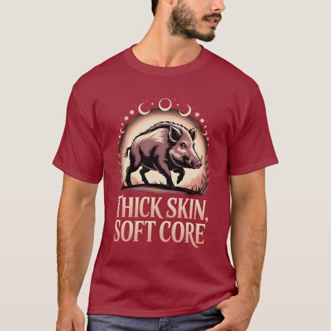 Camiseta Modern Mystics Boar  – Thick Skin, Soft Core (Frente)
