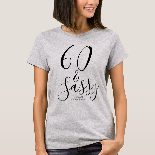 Camiseta Moderno 60 Nome Personalizado Sassy 60º Presente d (Frente)