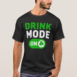Camiseta Modo bebendo em Ruas Engraçadas. Dia de Patrick,