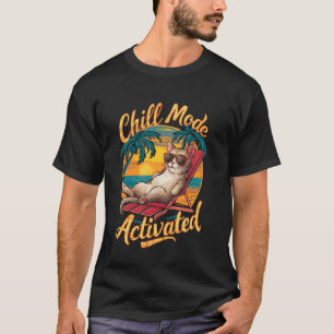 Camiseta modo relaxar ativado gato com óculos na praia