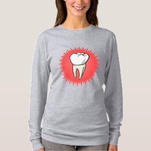 Camiseta Molar recentemente extraído num T-Shirt vermelho c