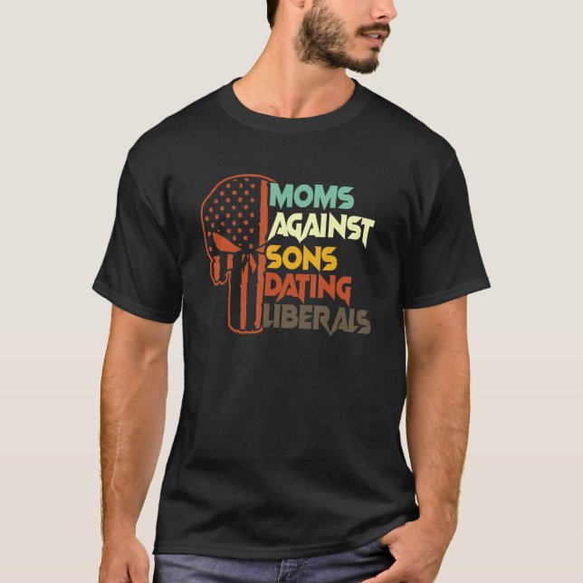 Camiseta Mom Against Sons Dating Liberals (Frente)