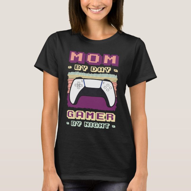 Camiseta Mom By Day Gamer By Night Online Gaming Games Cont (Frente)