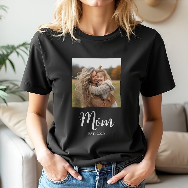 Camiseta Mom Established Script Text Photo (Established mom 1 photo white script text personalized t-shirt gift for Mother's Day or Birthday)