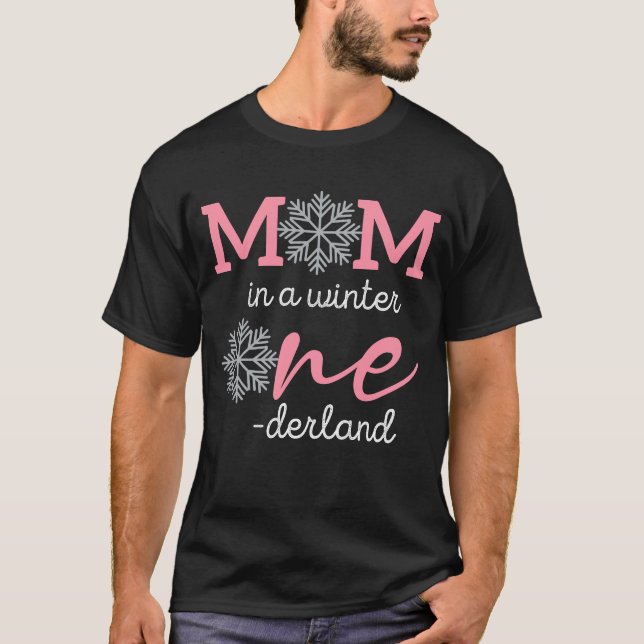 Camiseta Mom In A Winter Onederland 1st Birthday (Frente)