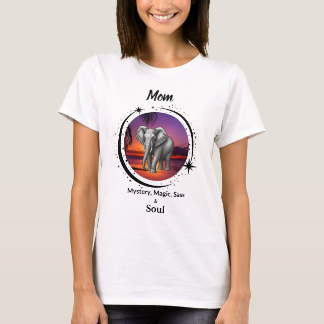 Camiseta Mom Is Mystery Magic Sass & Soul T-Shirt Elephant (Frente)