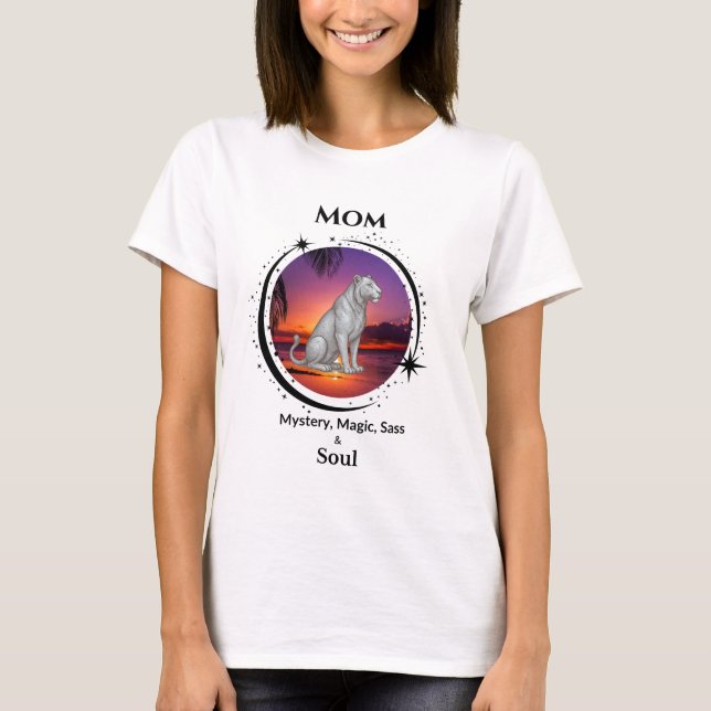 Camiseta Mom Is Mystery Magic Sass & Soul T-Shirt Lioness (Frente)