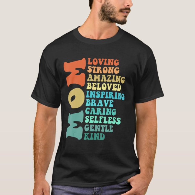 Camiseta Mom Loving Strong Amazing Beloved Inspiring Brave  (Frente)