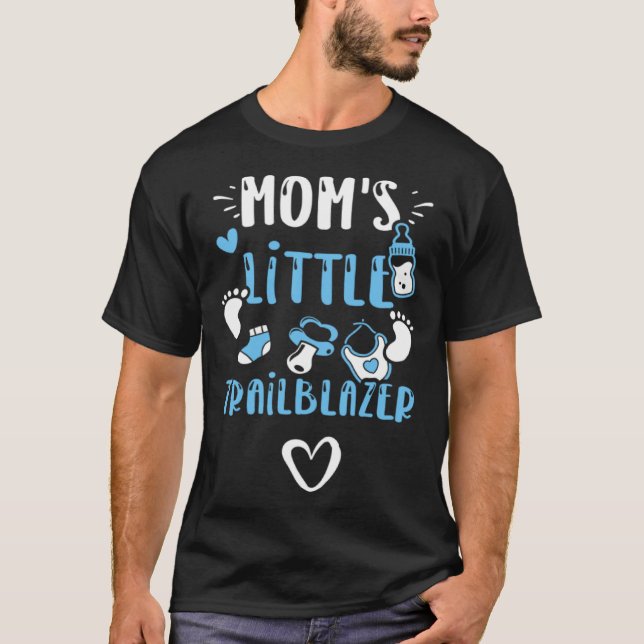 Camiseta Mom Mom's Little Trailblazer  Baby Boy Sayings (Frente)
