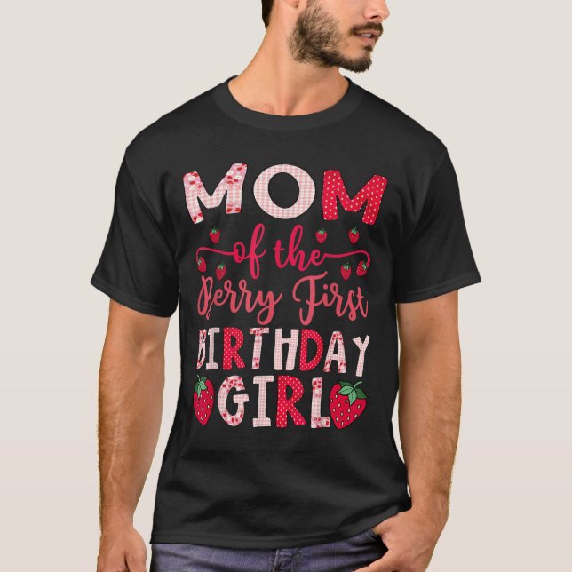 Camiseta Mom Of The Berry First Birthday Girl Strawberry Lo (Frente)