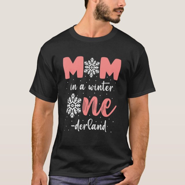 Camiseta Mom Of The Birthday Girl Winter Onederland 1 St Bi (Frente)