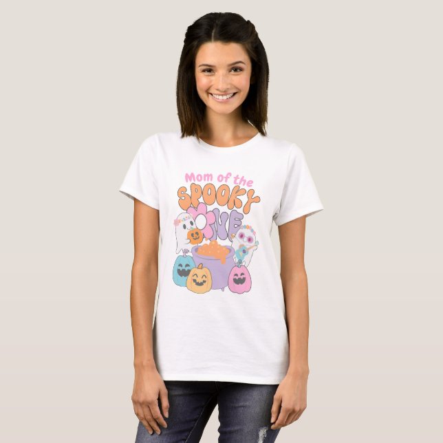 Camiseta Mom of the Spooky One Hippie Halloween (Frente Completa)