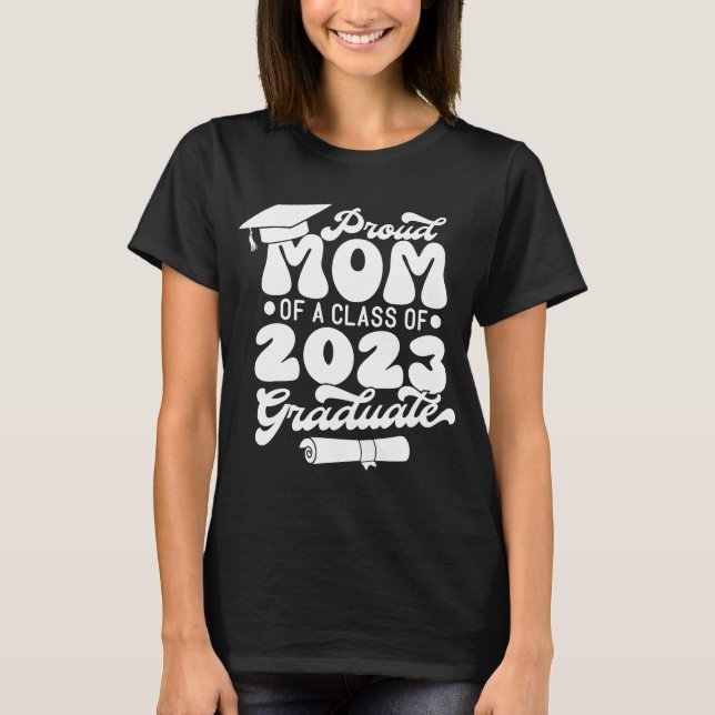 Camiseta MOM orgulhosa de uma classe de Formando 2023 - Ret (Frente)