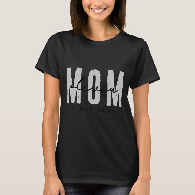 Camiseta Mom Since 20xx Modern Simple Preppy  (Frente)