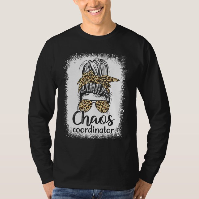 Camiseta Mom Teacher Chaos Coordinator Leopard Messy Bun Bl (Frente)