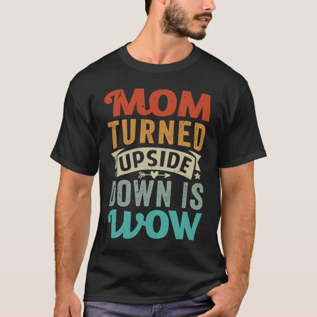 Camiseta Mom Turned Upside Down Is Wow  Sarcastic (Frente)
