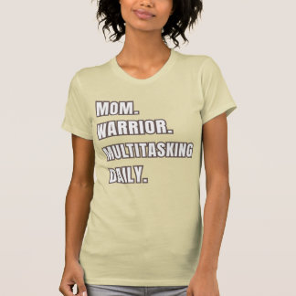 Camiseta Mom Warrior Multitasking Daily Mom Gift2026 Creme 