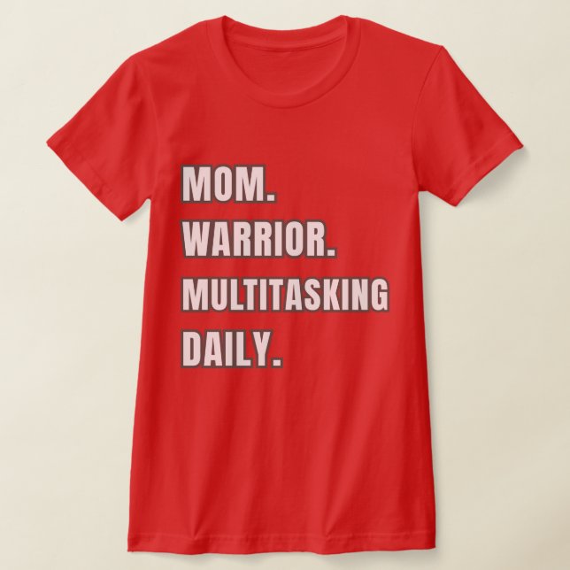 Camiseta Mom Warrior Multitasking Daily Mom Gifts 2026 Red  (Postura )