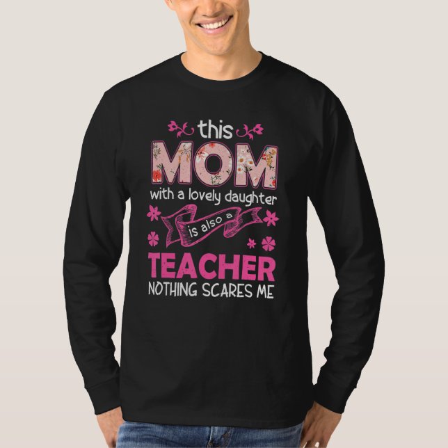 Camiseta Mom With Lovely Daughter Is Also A Teacher Mommy M (Frente)