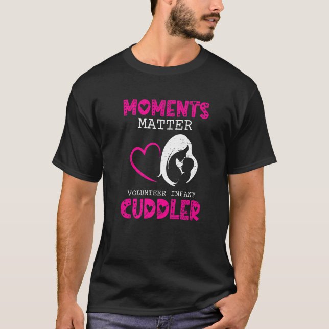 Camiseta Moments Matter Volunteer Infant Cuddler for a Cudd (Frente)