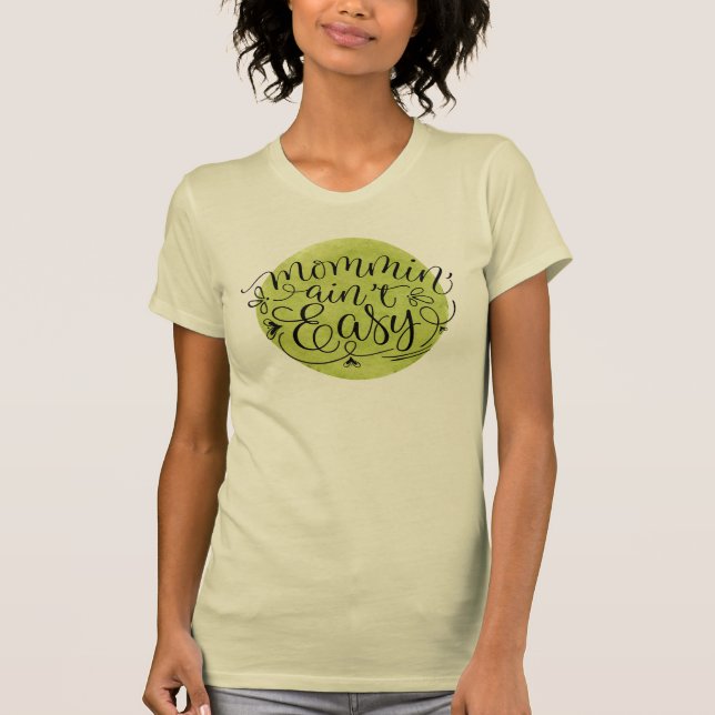 Camiseta Mommin''t Easy on Green Watercolor Circle (Frente)