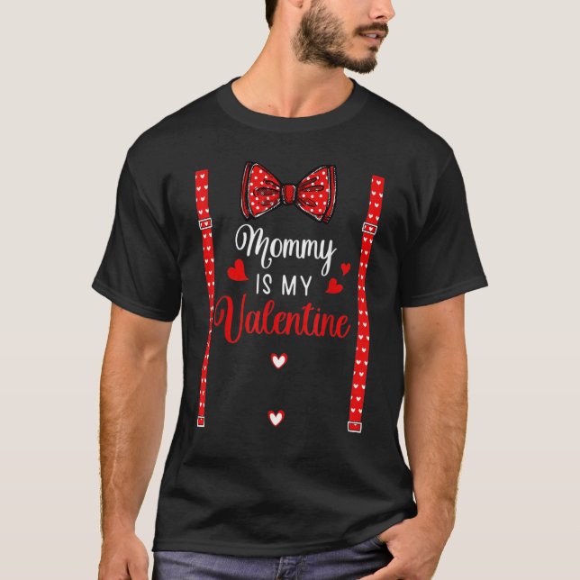 Camiseta Mommy Is My Valentine  Heart Mom Suspenders Bow (Frente)