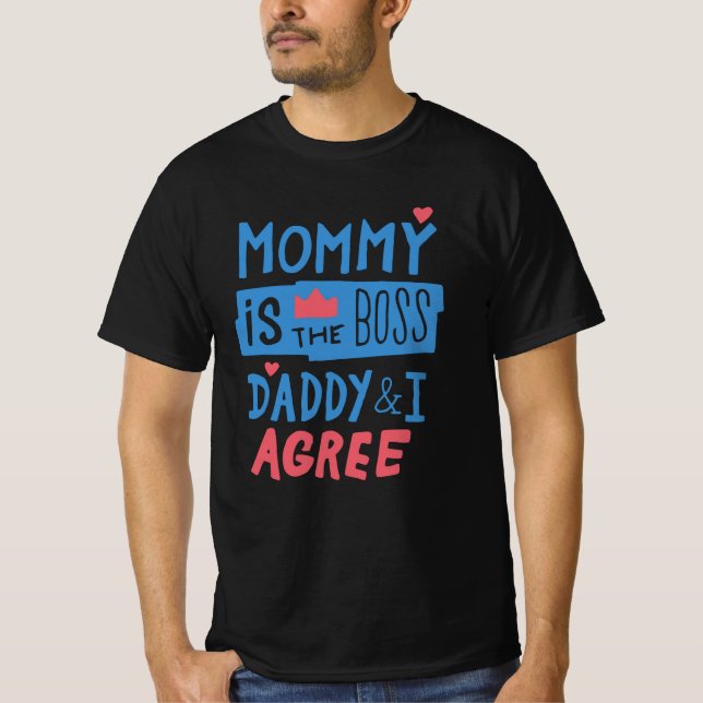 Camiseta Mommy is the boss Daddy and I agree (Frente)