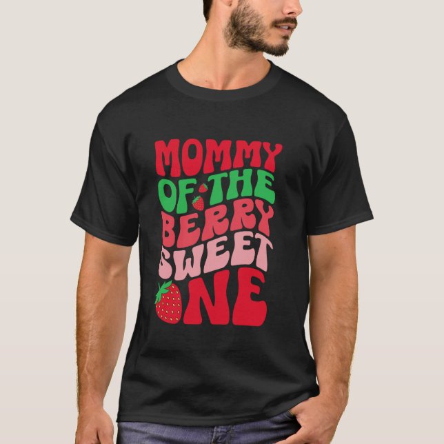 Camiseta Mommy Of The Berry Sweet One Strawberry 1st Birthd (Frente)