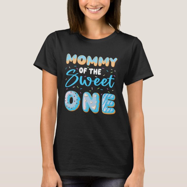 Camiseta Mommy Of The Sweet One Boy 1st Birthday Donut Part (Frente)