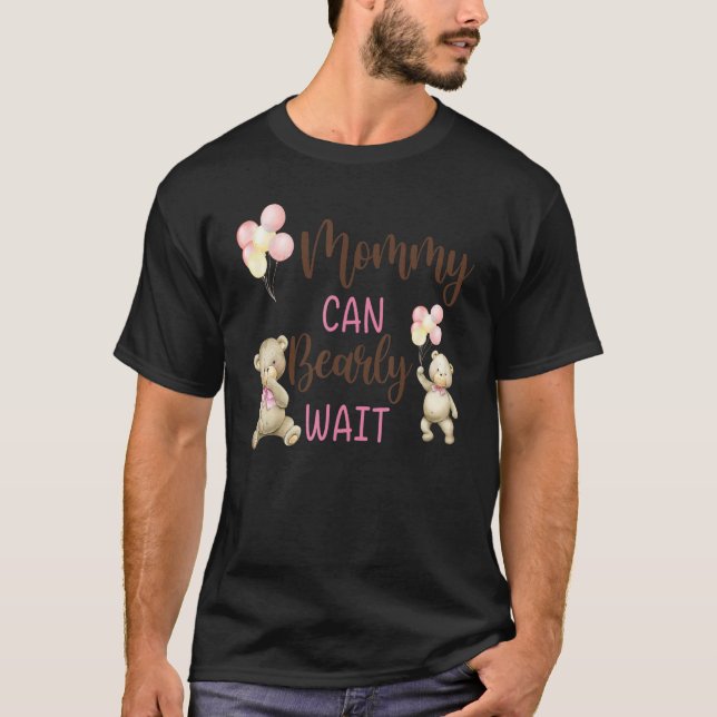 Camiseta Mommy We Can Bearly Wait Gender Neutral Baby Showe (Frente)