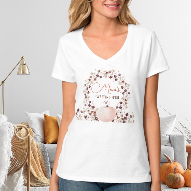 Camiseta Mom's Waiting For You Autumn Pumpkin Baby Shower (Criador carregado)